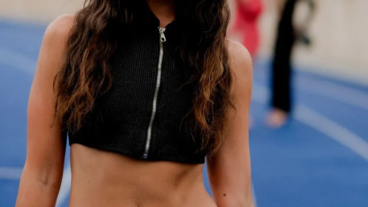 Vrouw met stijlvolle look.