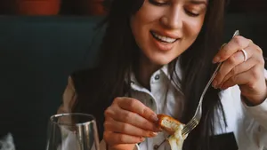 Kaas eten en je risico op dementie verlagen? Wat dit nieuwe onderzoek écht betekent