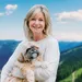 Caroline portret voor Oostenrijkse bergen met hondje Roos