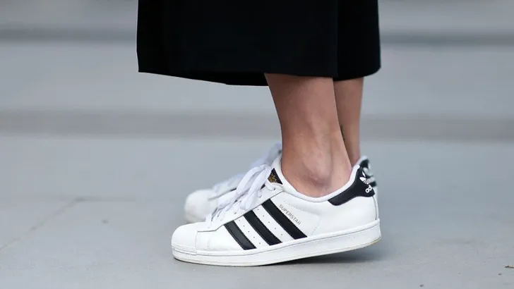 Dit wordt de sneaker waar iedere vrouw in 2017 mee gespot wordt