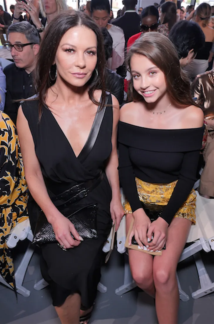 Catherine Zeta-Jones (47) straalt samen met look-a-like dochter bij show  Michael Kors | Nouveau