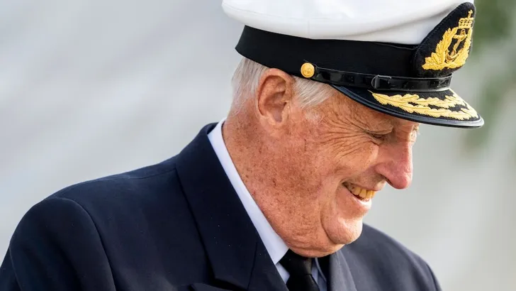 The king disembarks the royal ship Norway Oslo 20231003. King Harald and Crown Prince Haakon disembark the royal ship No