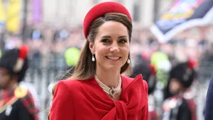 Prinses Kate ode aan Diana bij Commonwealth Day. – Foto van Catherine, de prinses van Wales, in een rode outfit bij Westminster Abbey voor Commonwealth Day, maart 2025.