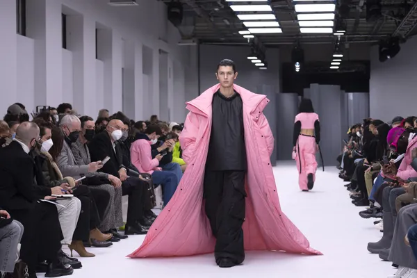 Nikolai voor de Rains Menswear Fall/Winter 2022-2023 show