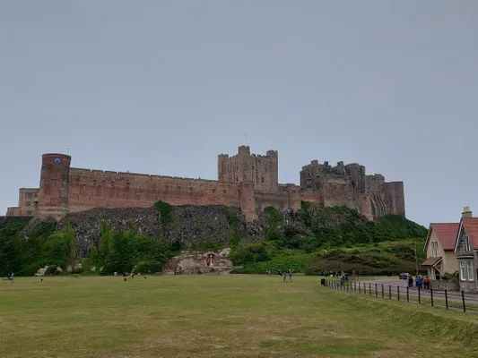 Het gigantische Bamburgh Castle aan de Northumberland kust.
