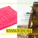 Pink Beach Towel en vrouw in bikini van Sam Friday