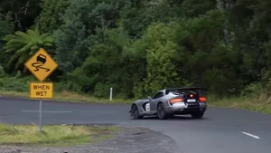 VIDEO: held doet road rally met Dodge Viper ACR