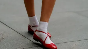 Vrouw met stijlvolle schoenen aan.