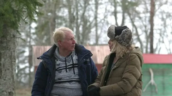 Maarten en Annette in warme kleding in gesprek in een winterse setting.