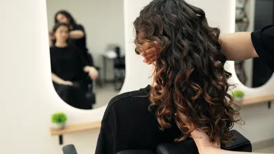 Droom je van een volle haardos maar heb je geen tijd? Deze geniale truc geeft je binnen een minuut het volume van een filmster. De föhn kan in de kast blijven.