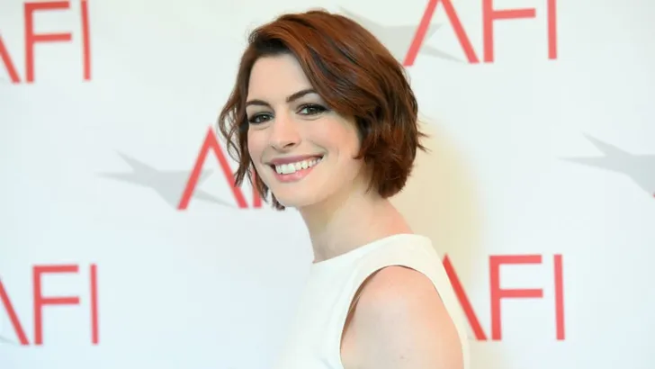 Anne Hathaway showt babybuik