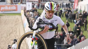 fem van empel lopend met de fiets op haar schouder tijdens een cross in het huidige seizoen