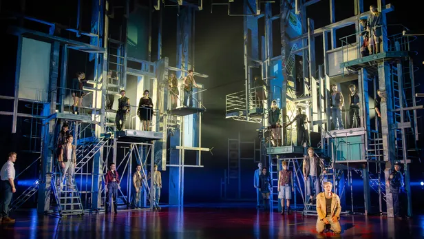 West Side Story speelt zich af in een indrukwekkend groot decor 