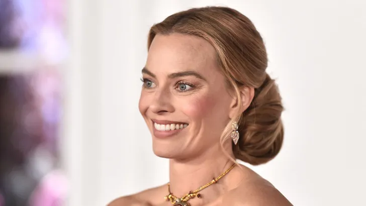 Margot Robbie brengt de ‘crimped waves’ terug op de chicste manier ooit