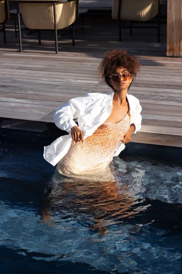 Blouse: Celestina Agostino | Jurk: Emanuel Ungaro | Zonnebril: Movitra