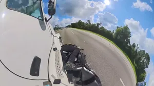 VIDEO: motormaniak kijkt de dood in de ogen