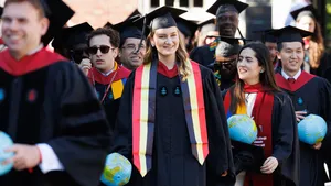 Een afgeronde studie in Amerika en een stap dichter bij de troon. Bekijk hoe de Belgische prinses Elisabeth haar prestigieuze diploma in ontvangst nam.
