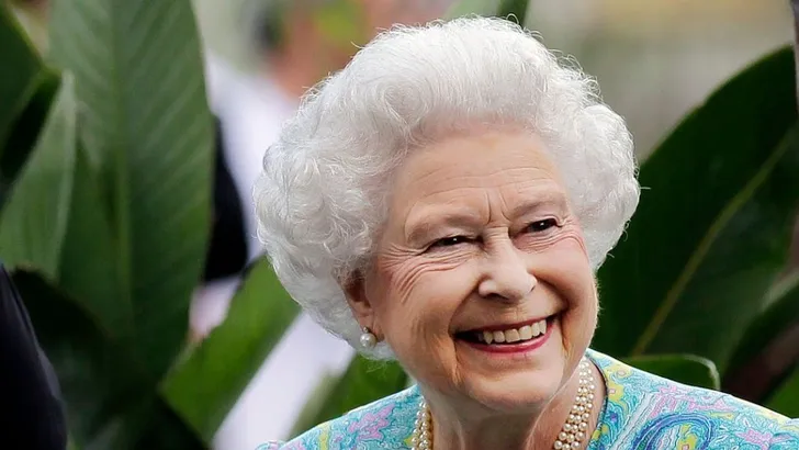 Queen trakteert haar gazon op kamillethee