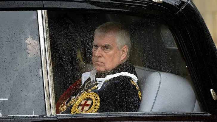 Prins Andrew niet welkom bij royals – Foto van prins Andrew in een auto na de Coronation van koning Charles.