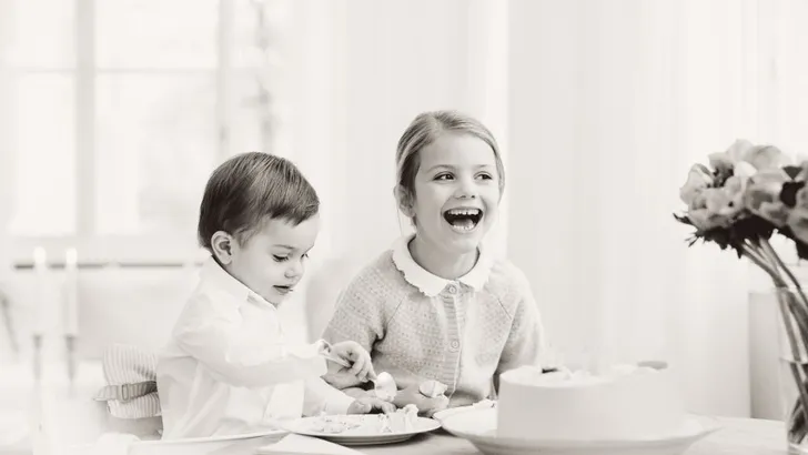 Schattige nieuwe foto's van jarige prinses Estelle (6)!