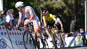 Pogacar kijkt om op de Montjuïc met Vingegaard in zijn wiel.