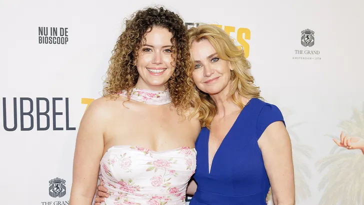 Emma Deckers en Daphne Deckers op de première van Dubbel Zes