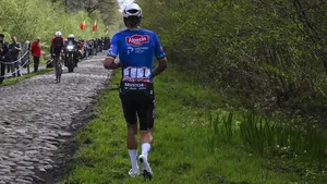 Oliver Naesen zag Mathieu van der Poel een fenomenale achtervolging rijden, maar zag ook dat het vorig jaar heel anders was afgelopen met de Nederland. 'Nu moest de auto half door de berm.'