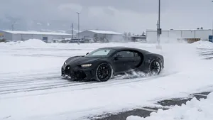 Bugatti-topman tart de elementen en jaagt auto van vier miljoen euro door de sneeuw
