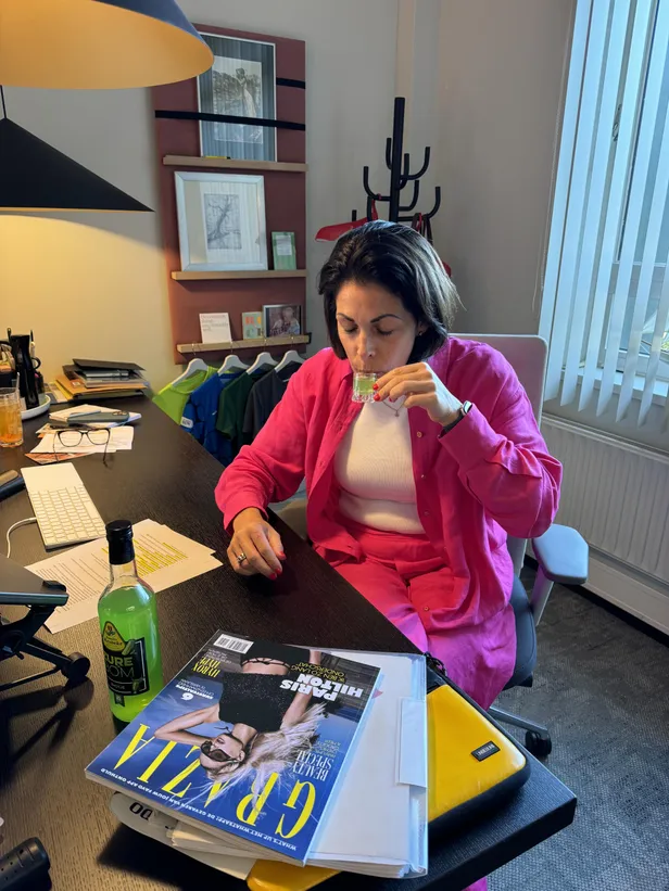 Annelies proeft de Zure Bom van Kesbeke en 24 Ice Shots 