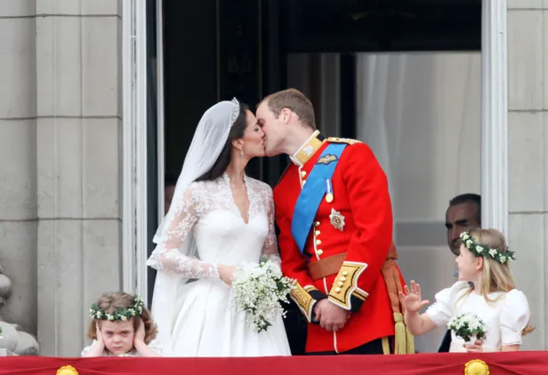 De kus die de hele wereld overging: op 29 april 2011 stapten Wiliam en Kate in het huwelijksbootje. (Beeld: NL Beeld)