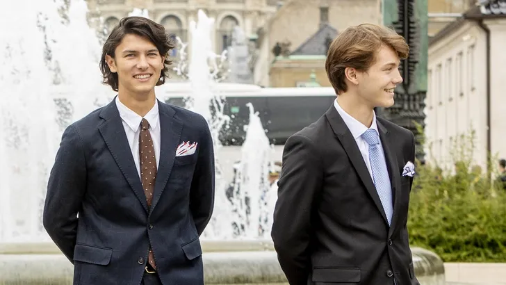 Deense ex-prins Nikolai deelt transformatie. – Foto van graaf Nikolai en zijn broertje, graaf Felix in pak bij het jubileum van koningin Margrethe, september 2022.