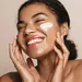 Vrouw bezig met haar skincare.