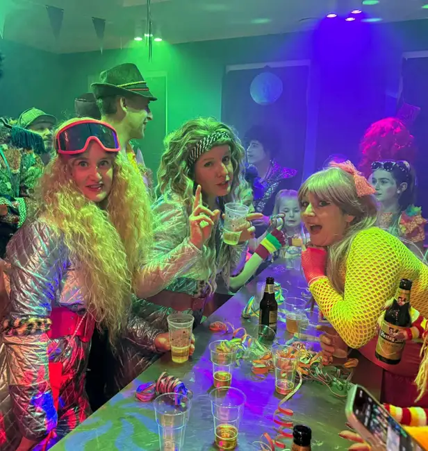 Jill (links) tijdens de opnames van de videoclip 