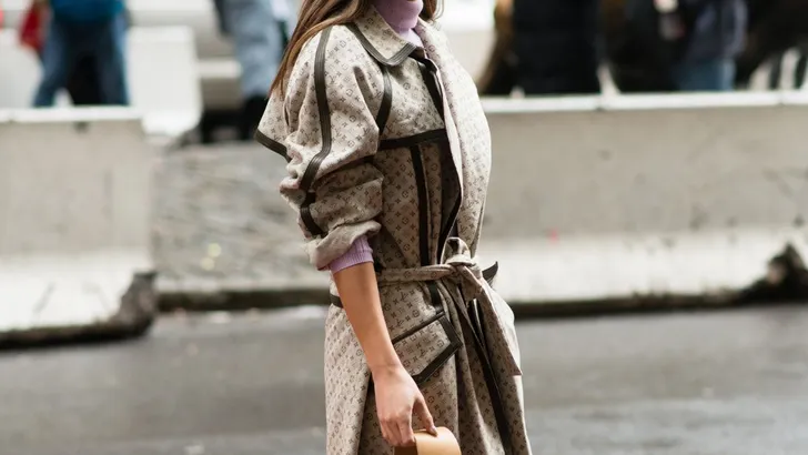 Vrouw met stijlvolle look.