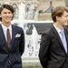 Deense ex-prins Nikolai deelt transformatie. – Foto van graaf Nikolai en zijn broertje, graaf Felix in pak bij het jubileum van koningin Margrethe, september 2022.