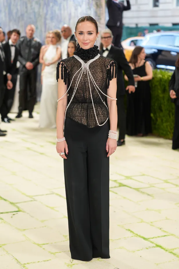 Emily Blunt in Ashi Studio bij het Met Gala van 2026.