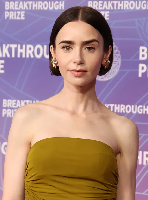 Lily Collins met haar blunt bob op de rode loper bij de Prize Ceremony in Santa Monica, april 2026.