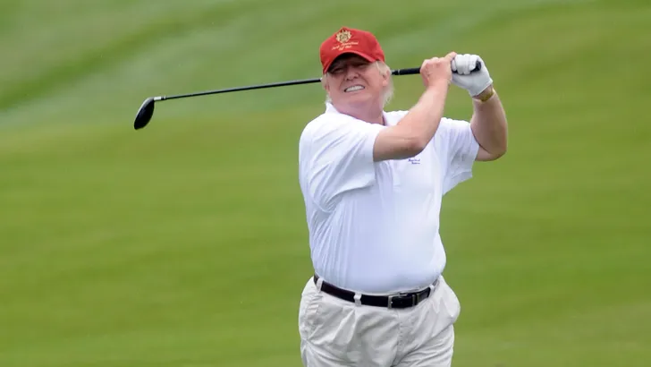Een golfende Donald Trump