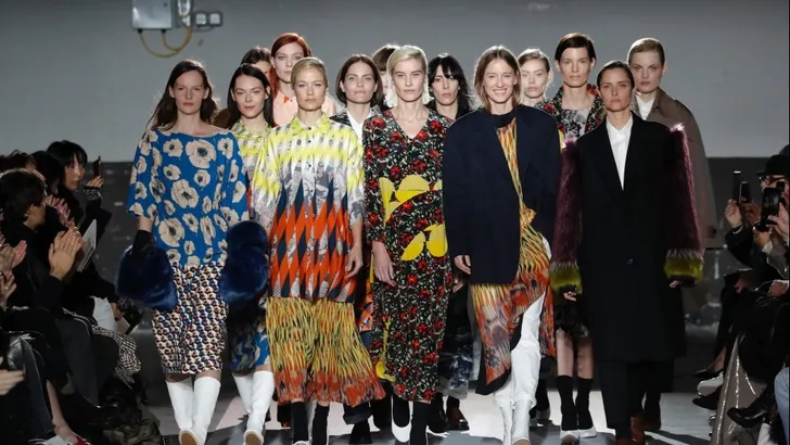 Zien: Dries van Noten zet oude muses in op de catwalk