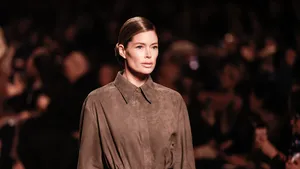 Doutzen Kroes maakt runway comeback bij Fendi. – Foto van Doutzen Kroes bij de Fendi-presentatie tijdens Milan Fashion Week, februari 2025.