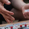 Slechte verliezer: man schiet op neef tijdens potje Monopoly