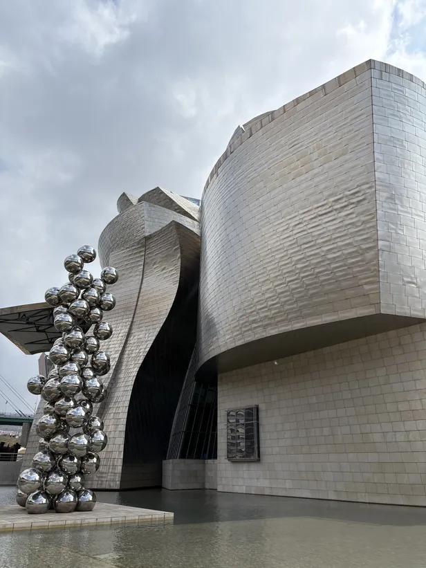 De collectie werd gepresenteerd in het indrukwekkende Guggenheim Museum