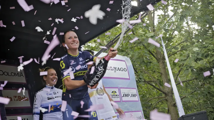 Van Vleuten test haar benen in Giro Rosa: 'Erg blij met overwinning'