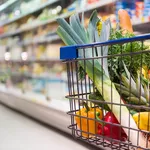 Einkaufswagen voller Einkäufe in einem Supermarkt