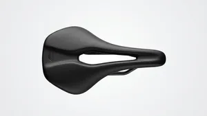 Bovenaanzicht in de studio van een strak, modern racefietszadel met een grote anatomische uitsparing in het midden.
