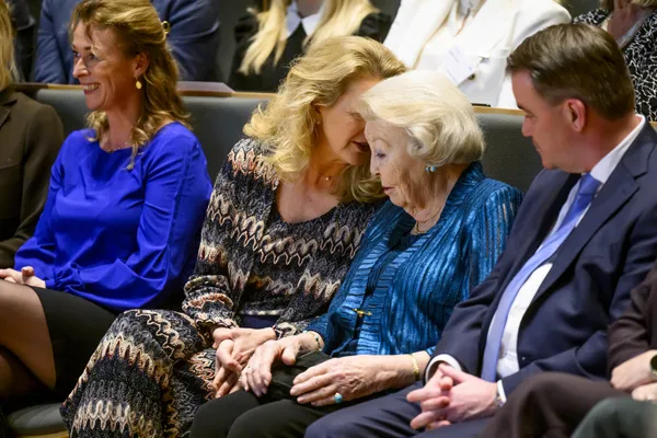 Beatrix en Mabel deelden een binnenpretje.