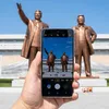 Youtuber smokkelt Noord-Koreaanse smartphones het land uit en ontdekt doodenge spionagefuncties | Upcoming