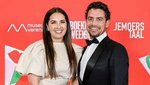 Leslie Keijzer en partner Goof op de rode loper van het boekenbal - trouwen ringen