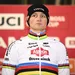 Mathieu van der Poel in zijn regenboogtrui, een beeld dat de ironie van het lage prijzengeld op het WK veldrijden perfect illustreert.
