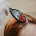 Vrouw brengt haarverf aan op haar haren